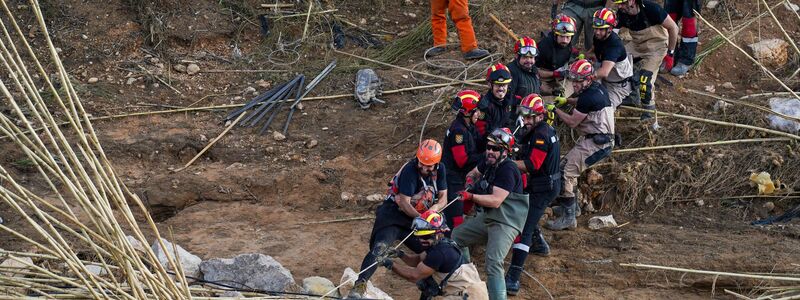 Die Aufräumarbeiten laufen auf Hochtouren weiter. - Foto: Eduardo Manzana/EUROPA PRESS/dpa