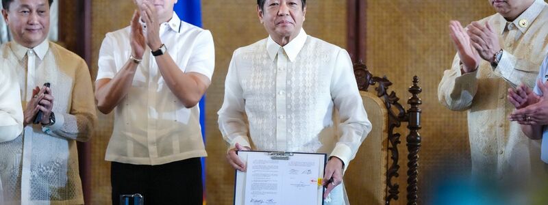 Präsident Marcos Jr. will mit den Gesetzen die Ansprüche seines Landes untermauern. - Foto: Uncredited/MALACANANG PRESIDENTIAL COMMUNICATIONS OFFICE/AP/dpa