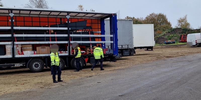 POL-ROW: ++Kontrolle an der B71++Unbekannter Täter als Spendensammler getarnt++Schmuck gestohlen++PKW beschädigt++Zwei Polizisten verletzt++Bankmitarbeiterin verhindert Schaden++ - Foto: presseportal.de