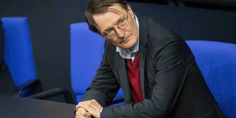 Bundesgesundheitsminister Lauterbach hat dem Kabinett eine Regierungsverordnung zur Anhebung des Pflegebeitrags zugeleitet. - Foto: Christophe Gateau/dpa