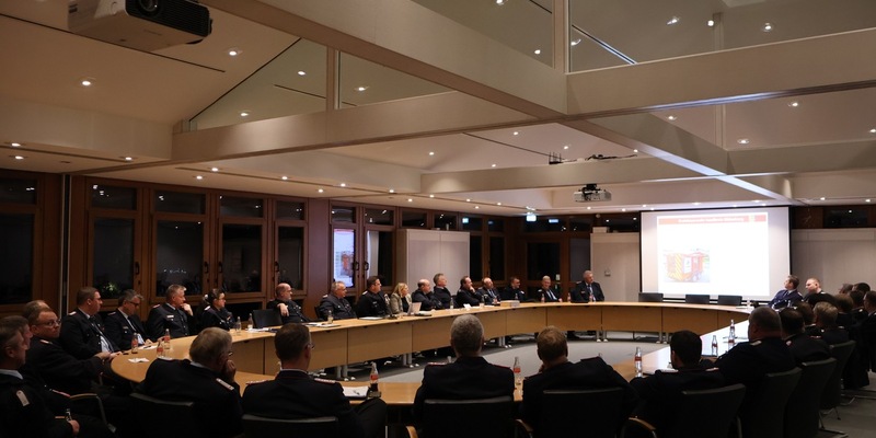 FW-OLL: Erfolgreiche Dienstbesprechung der Feuerwehrführungskräfte im Kreishaus Wildeshausen - Landkreis investiert knapp eine Million Euro in die Feuerwehr - Foto: presseportal.de