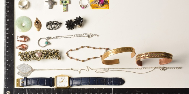 POL-LG: ++ Schmuckgegenstände aus Diebestouren!? - Wer erkennt sein Eigentum wieder? ++ zwei abgestellte Fahrzeuge durch Feuer beschädigt - 45.000 Euro Schaden ++ hochwertigen Pkw Mercedes GLE gestohlen ++ - Foto: presseportal.de