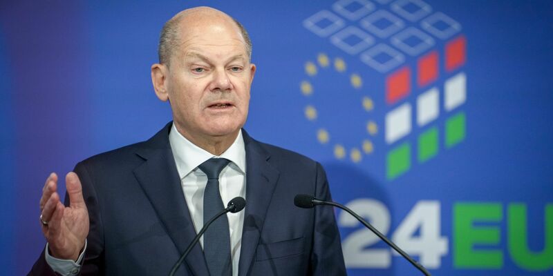 Derzeit mächtiger als Scholz? Frankreichs Präsident Emmanuel Macron, hier beim Gipfel im Gespräch mit Schwedens Regierungschef Ulf Kristersson. - Foto: Kay Nietfeld/dpa