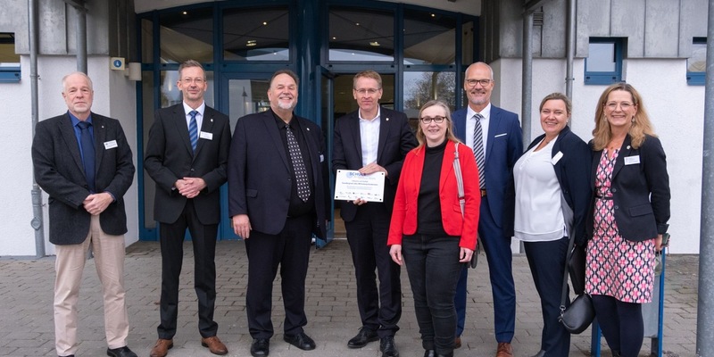 Ministerpräsident Daniel Günther übergibt Schul-Sonderpreis Inklusion und Vielfalt - Foto: presseportal.de