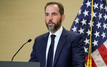 Sonderermittler Jack Smith bekommt die Chance, die Anklage gegen Donald Trump öffentlich zu verteidigen. (Archivbild) - Foto: Jacquelyn Martin/AP/dpa