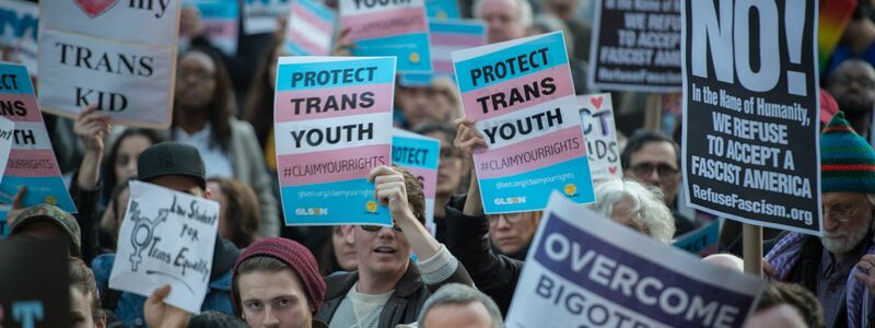 Bereits in seiner ersten Amtszeit hob Trump ein Diskriminierungsverbot gegen transgeschlechtliche Menschen im Gesundheitswesen auf, was zu Protesten führte. (Archivbild) - Foto: picture alliance / Bryan Smith/ZUMA Wire/dpa