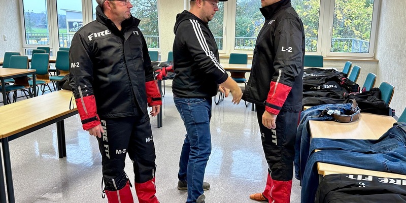 FW Hünxe: Investition in die Sicherheit - Feuerwehr Hünxe probiert neue Einsatzkleidung an - Foto: presseportal.de