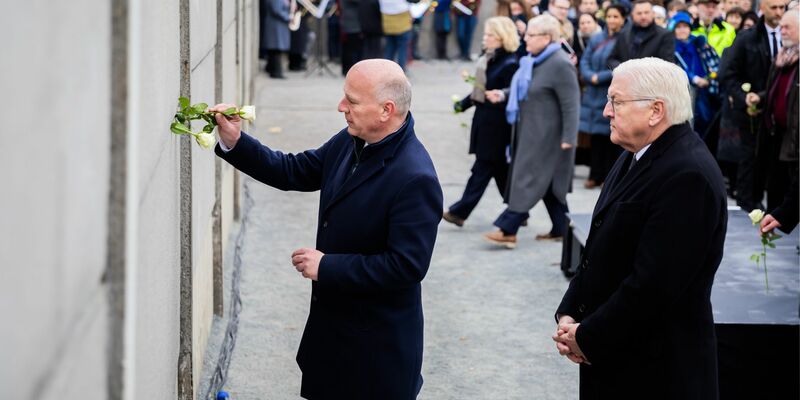 Rosen im Gedenken an die Maueropfer - Foto: Christoph Soeder/dpa