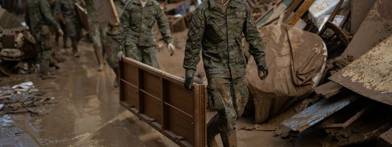 An den Aufräumarbeiten nehmen Tausende Soldaten teil. (Archivfoto) - Foto: Alejandro Martínez Vélez/EUROPA PRESS/dpa