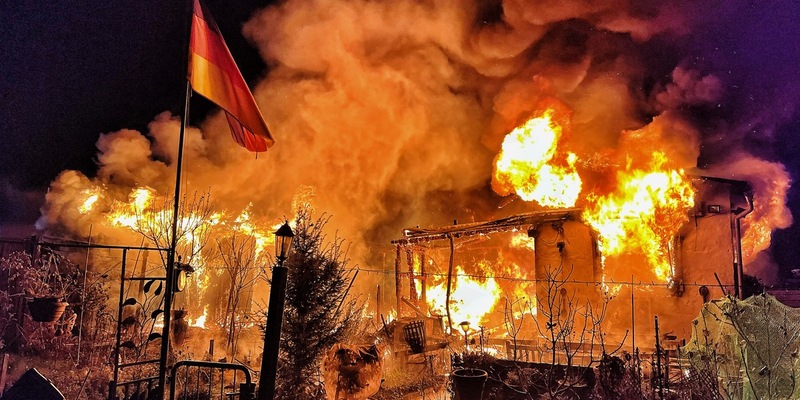 FW-NE: Brand in einer Kleingartenanlage in Neuss-Meertal | Eine leichtverletzte Person - Foto: presseportal.de