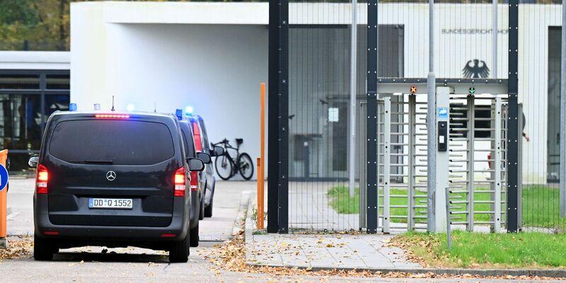 Mit eingeschaltetem Blaulicht fahren mehrere Wagen auf den Hof an der Außenstelle des Bundesgerichtshofs. (Archivbild) - Foto: Uli Deck/dpa
