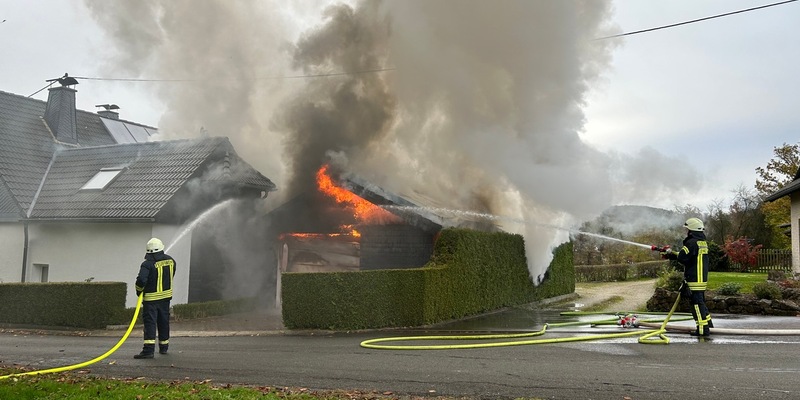 FW-OE: Carportbrand in Lennestadt-Grevenbrück greift auf Wohngebäude über - Gebäude unbewohnbar - Foto: presseportal.de