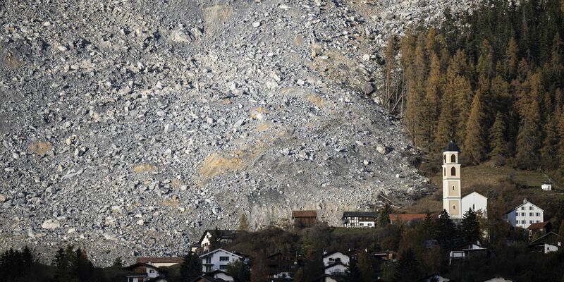 Der Felsschutt bewegt sich langsam auf das Dorf zu. - Foto: Gian Ehrenzeller/KEYSTONE/dpa