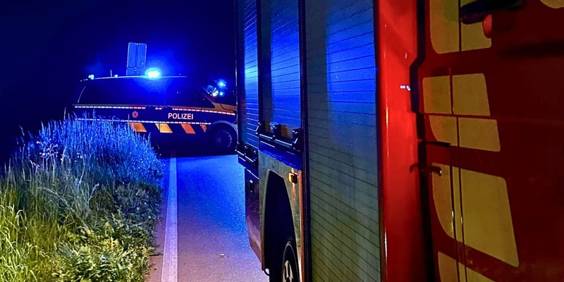 FW Hünxe: Pkw kollidiert mit Baum - Eine verletzte Person - Foto: presseportal.de