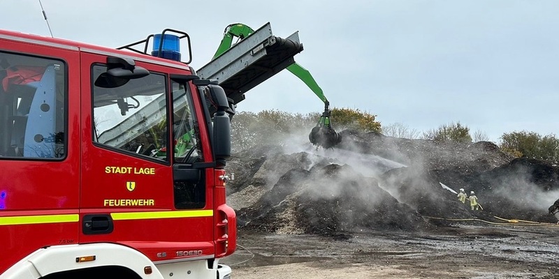 FW Lage: Feuer 2 / Brennt im Holzhaufen - 09.11.24 - 11:01 Uhr - Foto: presseportal.de