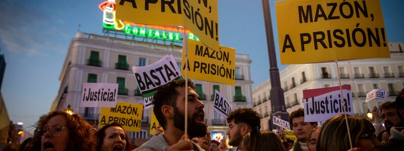 Einige trugen Plakate mit Aufschriften wie «Mazón ins Gefängnis!» oder «Gerechtigkeit!». - Foto: Juan Barbosa/EUROPA PRESS/dpa