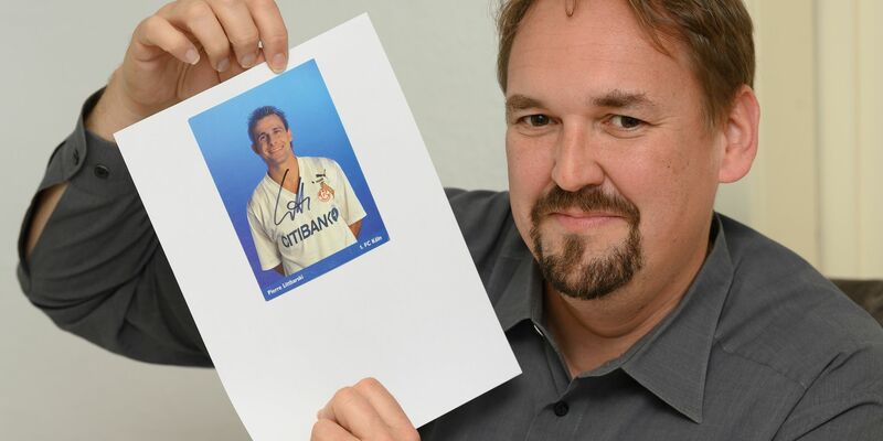 Viele haben früher Autogramme gesammelt, der Göttinger Sammler Christian Bach hat rund 10.000 zusammengetragen.  - Foto: Swen Pförtner/dpa