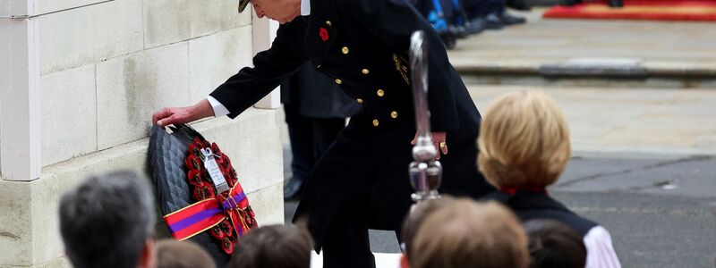 Zum National Service of Remembrance gehören ein zweiminütiges Gedenken in Stille und Kranzniederlegungen durch Royals und Vertreter der Regierung. Hier König Charles III. in Aktion. - Foto: Toby Melville/Pool Reuters/AP