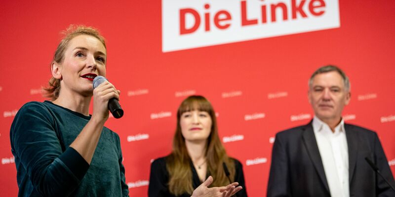 Heidi Reichinek (Mitte) und Jan van Aken treten für die Linke bei der Bundestagswahl an. Das gab die Parteivorsitzende Ines Schwerdtner (l.) bekannt. - Foto: Fabian Sommer/dpa