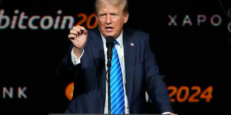 Der Kurs des Bitcoins hat erstmals die Schwelle von 80.000 US-Dollar überschritten - auch weil von Donald Trump krypto-freundliche Politik erwartet wird. (Archivbild) - Foto: Mark Humphrey/AP/dpa