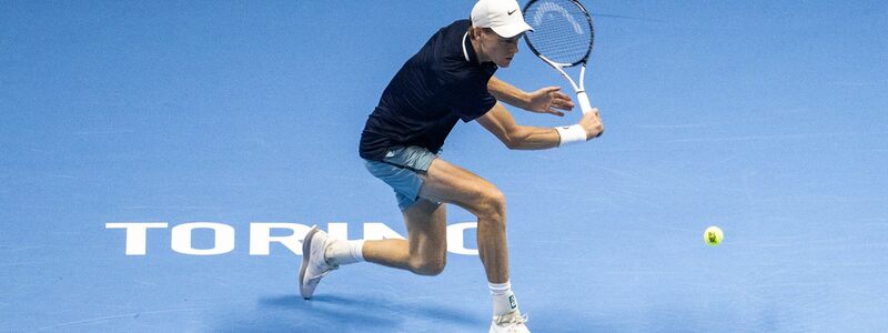 Boris Becker (l) darf Jannik Sinner (M) ehren. ATP-Chef Andrea Gaudenzi gratuliert ebenfalls. - Foto: Marco Alpozzi/LaPresse via ZUMA Press/dpa