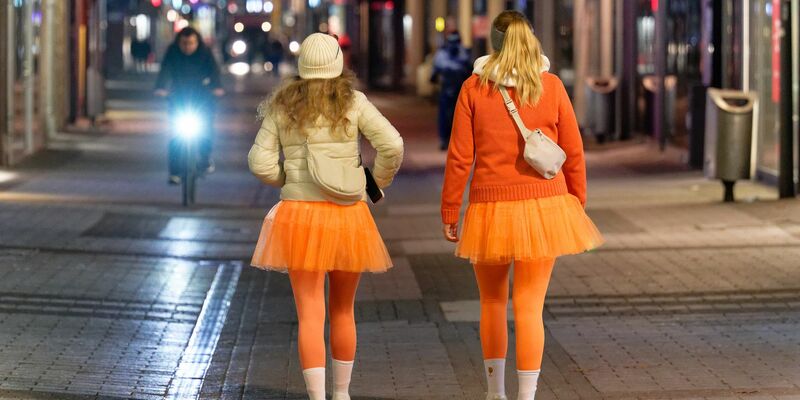 Kölle Allaaf um sieben Uhr: Zum 11.11. mischen sich so manche Clowns unter die Pendler am Kölner Hauptbahnhof. - Foto: Henning Kaiser/dpa