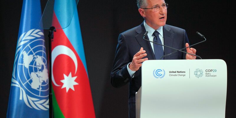 Auch viele Lobbyisten sind angereist zur COP29 in Baku. - Foto: Peter Dejong/AP/dpa