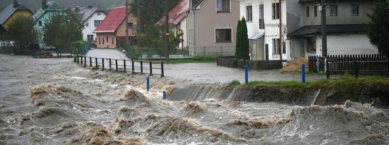 Extremwetter wie verheerende Regenfällen nehmen mit dem Klimawandel zu  (Archivbild) - Foto: Petr David Josek/AP