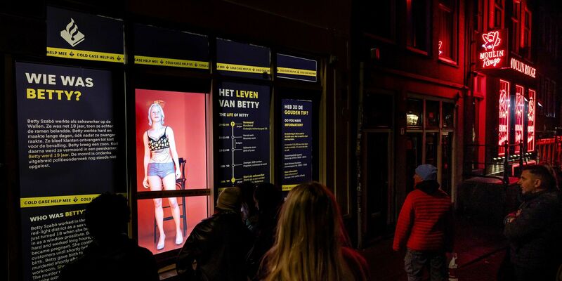  Die Amsterdamer Polizei hofft, mit Hilfe des Hologramms den 15 Jahre alten Mord an der damals 19-jährigen Szabo aufzuklären. - Foto: Robin Van Lonkhuijsen/ANP/dpa
