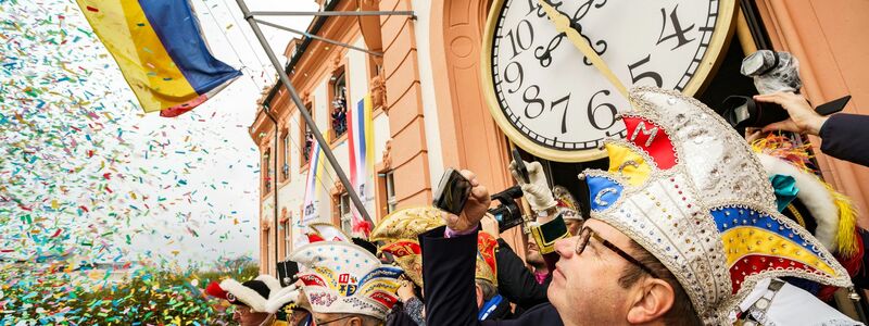 Auf dem Schillerplatz feierten an die 9.000 Närrinnen und Narren bei frischem Wetter.  - Foto: Andreas Arnold/dpa