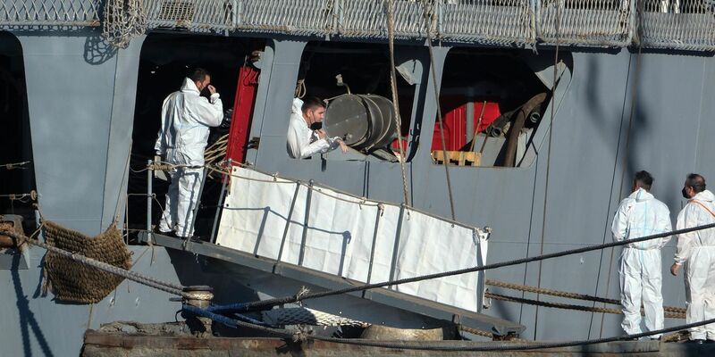 Die Migranten waren vergangene Woche auf ihrer Flucht nach Europa nahe der Insel Lampedusa gestoppt worden. (Archivbild) - Foto: Vlasov Sulaj/AP/dpa