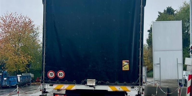 POL-VDMZ: A63 - Kleintransporter in enormer Schieflage - Foto: presseportal.de