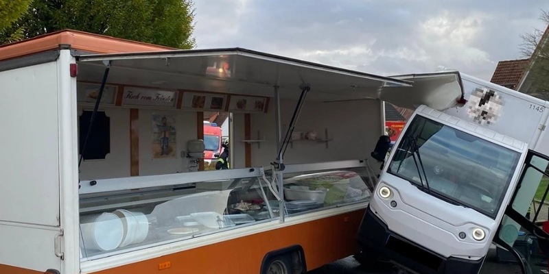FW Ense: Lieferdienst-Fahrzeug kollidiert mit Verkaufs-Anhänger/ 1 Person bei Verkehrsunfall schwer verletzt - Foto: presseportal.de