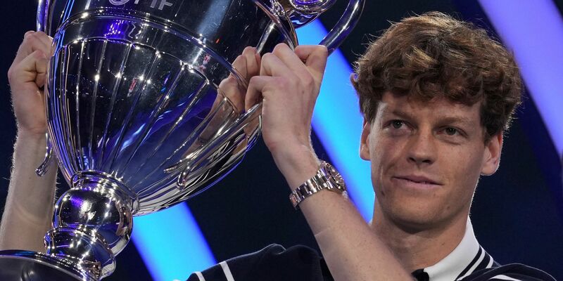 Publikumsliebling Jannik Sinner geht als Favorit in das Endspiel der ATP Finals gegen Taylor Fritz. - Foto: Antonio Calanni/AP/dpa