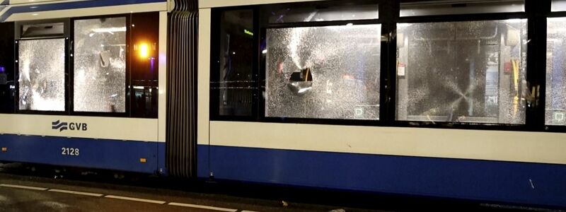 Erneut haben junge Männer in der niederländischen Hauptstadt randaliert. Eine Straßenbahn ging in Flammen auf. - Foto: Uncredited/AP