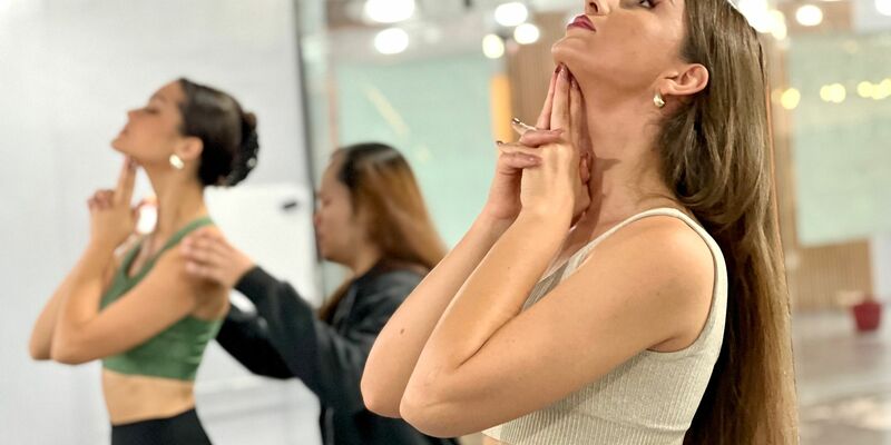 Auf 17 Zentimeter hohen Plateauschuhen zu stehen und zu gehen, das will gelernt sein. - Foto: Carola Frentzen/dpa