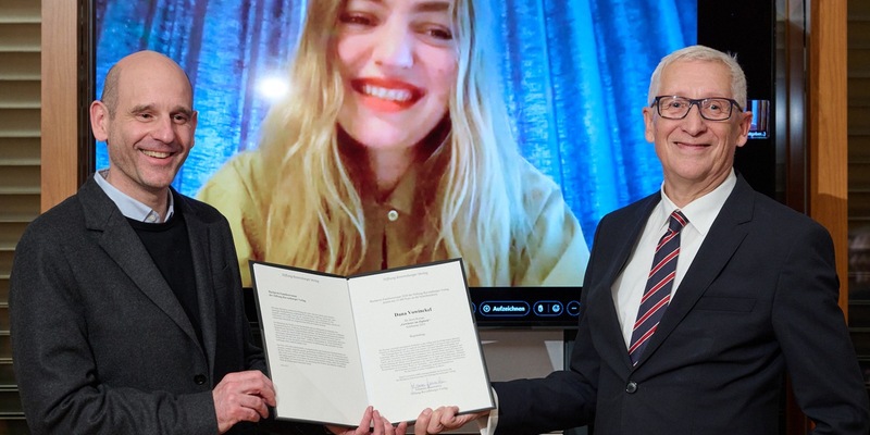 Autorin Dana Vowinckel und Initiative gegen Fake News in Berlin ausgezeichnet - Foto: presseportal.de