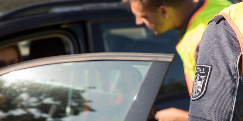 HZA-KA: Geschmuggelte Zigaretten und ein unversteuerter PKW / Karlsruher Zoll bei Autobahn-Kontrollen erfolgreich - Foto: presseportal.de