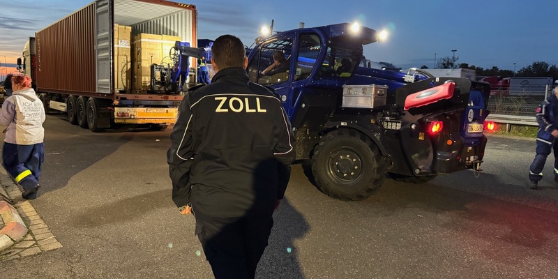 HZA-BS: 12 Tonnen falsch etikettierte Bettwäsche festgestellt / THW unterstützt das Zollamt Helmstedt-Autobahn bei der Entladung eines ganzen Containers aus China - Foto: presseportal.de