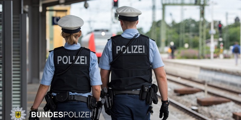 Bundespolizeidirektion München: Betrunkener stürzt ins Gleis / Reisende reanimieren - Foto: presseportal.de
