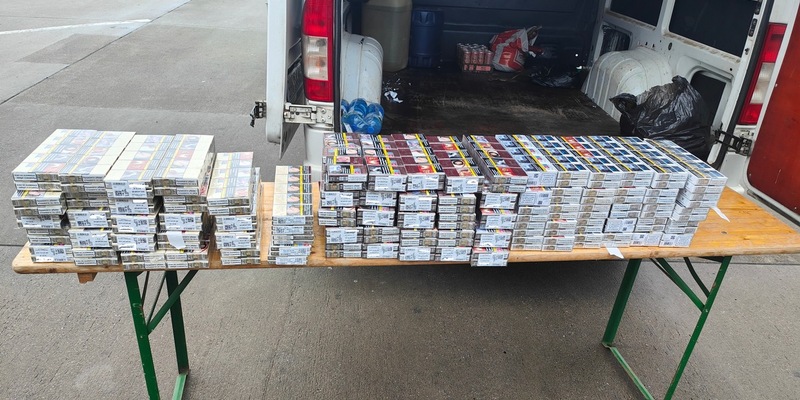 HZA-DD: Dresdner Zoll stellt 16.800 Zigaretten sicher Zigaretten hinter Seitenverkleidungen des Fahrzeugs versteckt - Foto: presseportal.de