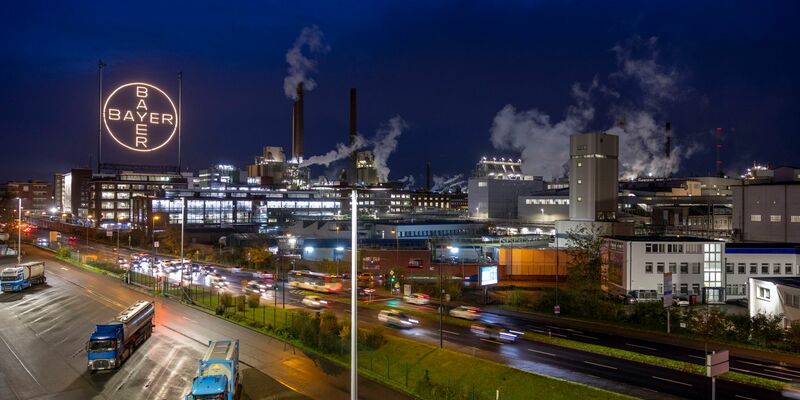 Das Bayer-Kreuz, das Logo des Unternehmens, leuchtet auf dem Werksgelände von Bayer in Leverkusen.  - Foto: Thomas Banneyer/dpa