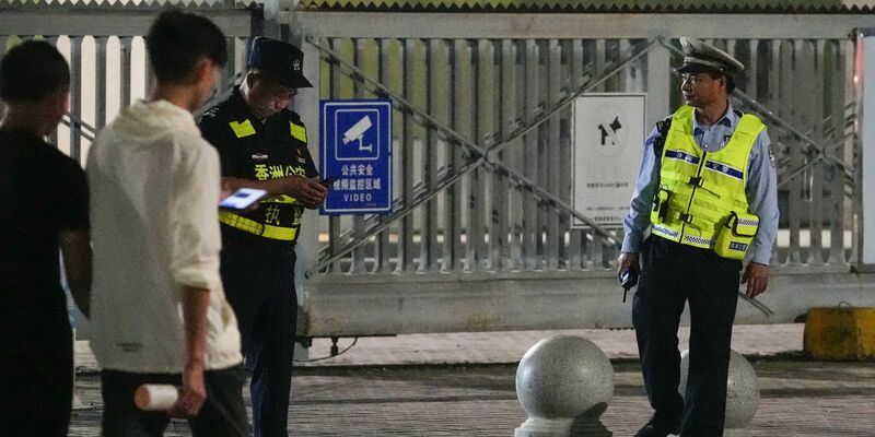 Menschen versammeln sich in der Nähe eines Sportzentrums, wo ein Mann mit einem Auto in eine Gruppe Menschen fuhr. Bei dem Vorfall starben 35 Menschen.  - Foto: kyodo/dpa