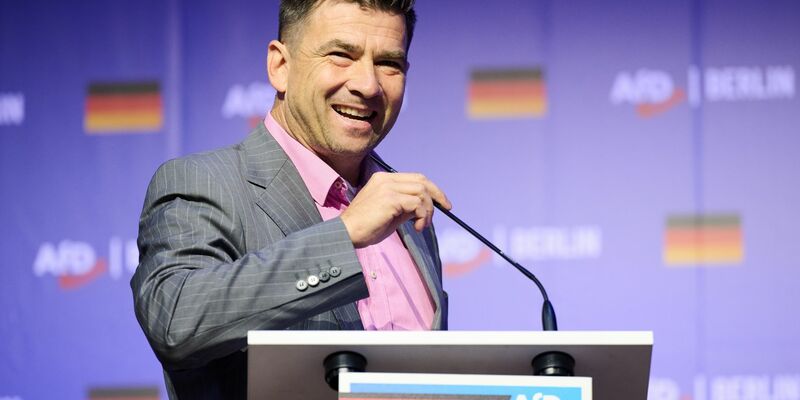 Arne Raue, bisher parteiloser Bürgermeister der Stadt Jüterbog, tritt in die AfD ein. Sympathien für die Partei hatte er schon gezeigt, wie hier bei einem Grußwort beim Landesparteitag der Berliner AfD in seiner Stadt im Oktober. (Archivbild) - Foto: Annette Riedl/dpa