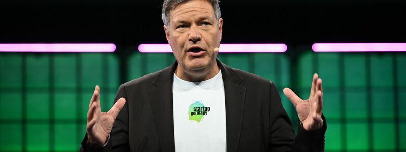 Wirtschaftsminister Habeck hält auf dem «Web Summit» eine Rede. - Foto: Sebastian Christoph Gollnow/dpa