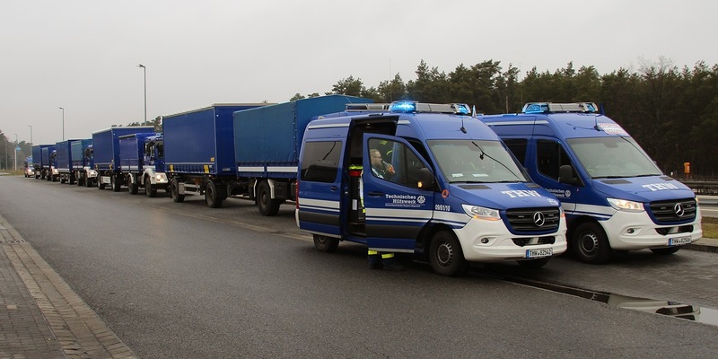 THW LVBEBBST: Schwer auf Achse - THW übt Kolonnenfahrt / Am 16. November 2024 werden zwischen 9 und 16 Uhr viele blaue LKW durch Treptow-Köpenick und die Landkreise Oder-Spree und Dahme-Spreewald rollen. - Foto: presseportal.de