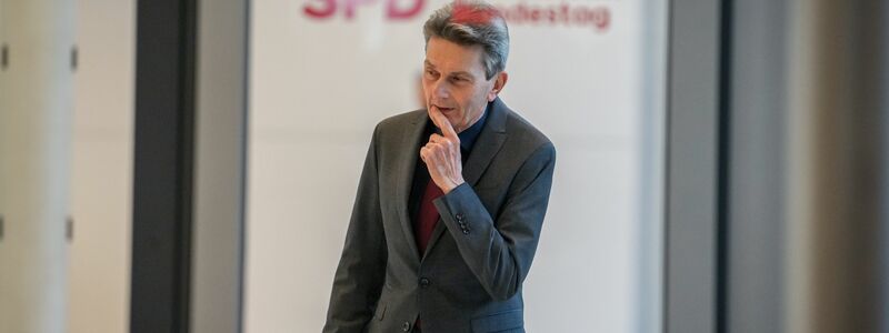 SPD-Fraktionschef Rolf Mützenich wirkte mit am Kompromiss bei der Terminfindung - Foto: Kay Nietfeld/dpa