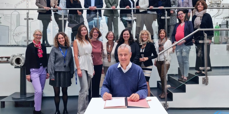 Bernd Eulitz unterzeichnet für Messer die UN Women Empowerment Principles zur Gleichstellung der Geschlechter - Foto: presseportal.de