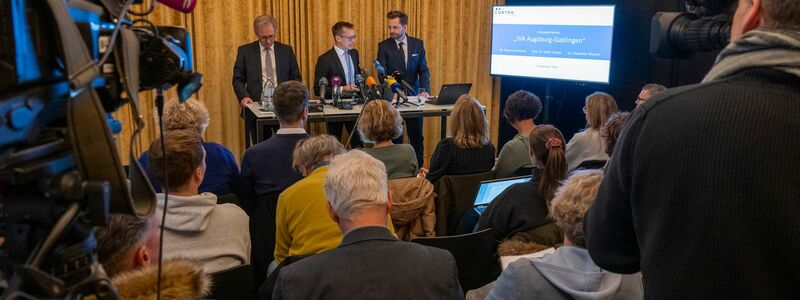 Die Anwälte der suspendierten stellvertretenden Leiterin der JVA äußerten sich jetzt auf einer Pressekonferenz. - Foto: Peter Kneffel/dpa