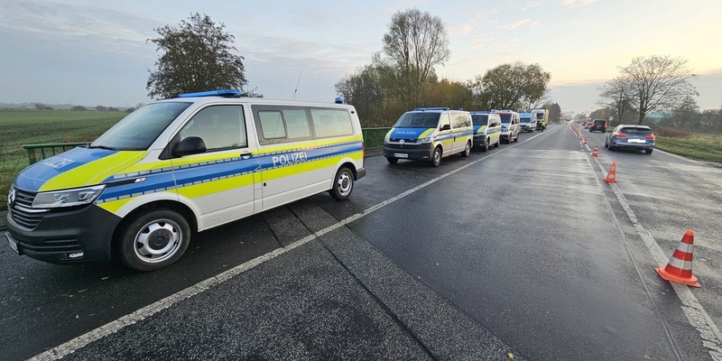POL-WHV: Kontrolle auf der B 210 - Beamte der PI Wilhelmshaven/Friesland überprüft mit externer Beteiligung 40 Fahrzeuge - Foto: presseportal.de
